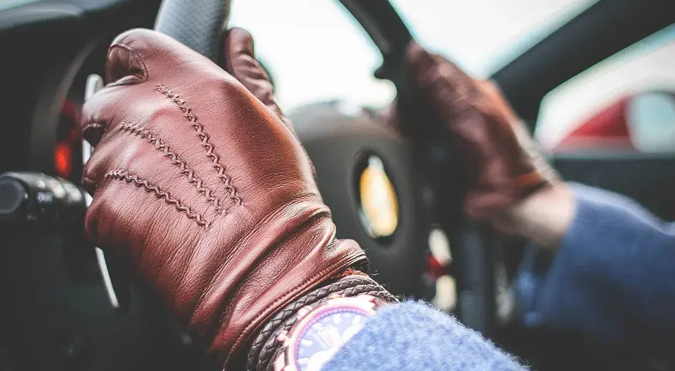 driving-gloves-160466-1737527168