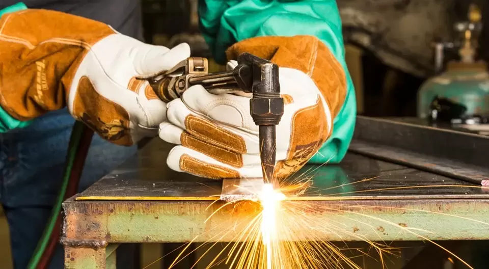 welding-gloves-895587-1737626110